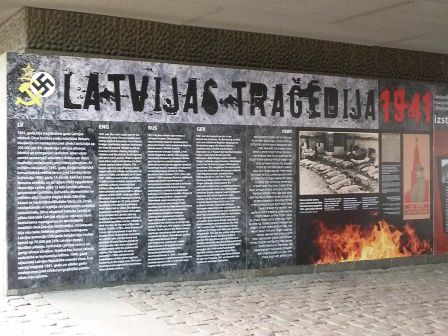 Riga - Mur d'accueil du Musée de l'Occupation de la Lettonie 1940-1991 - photo J.Kuhlmann juin 2011