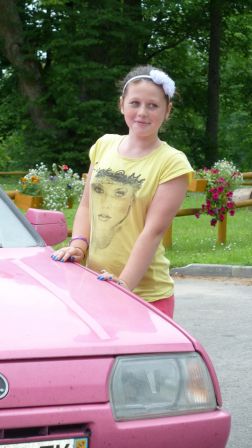Jeune fille lettone posant devant la trop belle voiture à Jaunlaicene - Latvija/Lettonie - tout près de la frontière estonienne