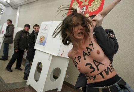 Arrestation des 3 activistes de Femen, dimanche 4 mars à Moscou, durant un happening anti-Poutine, lors du scrutin présidentiel - Photo Denis Sinyakov