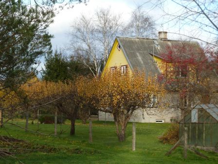 Maison jaune dans les couleurs d'automne