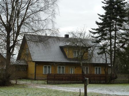Maison jaune dans la neige