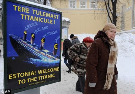 Les temps changent : les gens passent devant une affiche anti-euro à Tallinn, Estonie