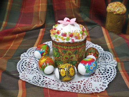 kulich and easter eggs