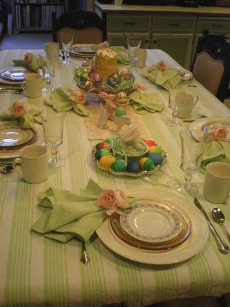 Table dressée avec le kulich de Pâques
