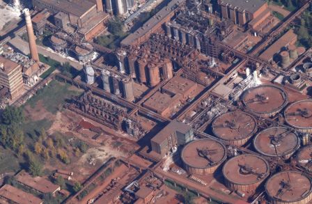 Vue aérienne de l'usine d'Ajka, à l'origine de la catastrophe écologique.(c) REUTERS/Laszlo Balogh